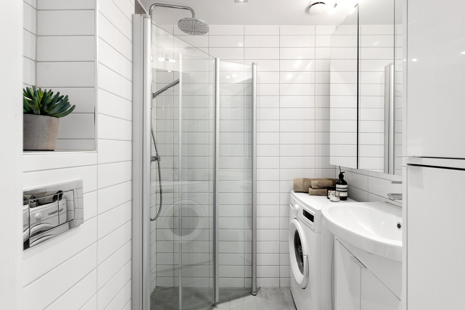 Pent flislagt bad fra 2007 med varme i gulv og vaskemaskin som medfølger. Galleribilde