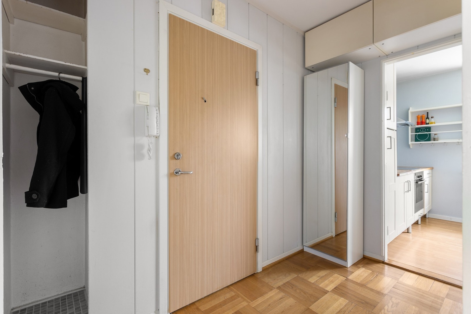 Lys og praktisk entré med callinganlegg med portåpner og diverse knagger, innerbod og skap for ekstra oppbevaring. Galleribilde