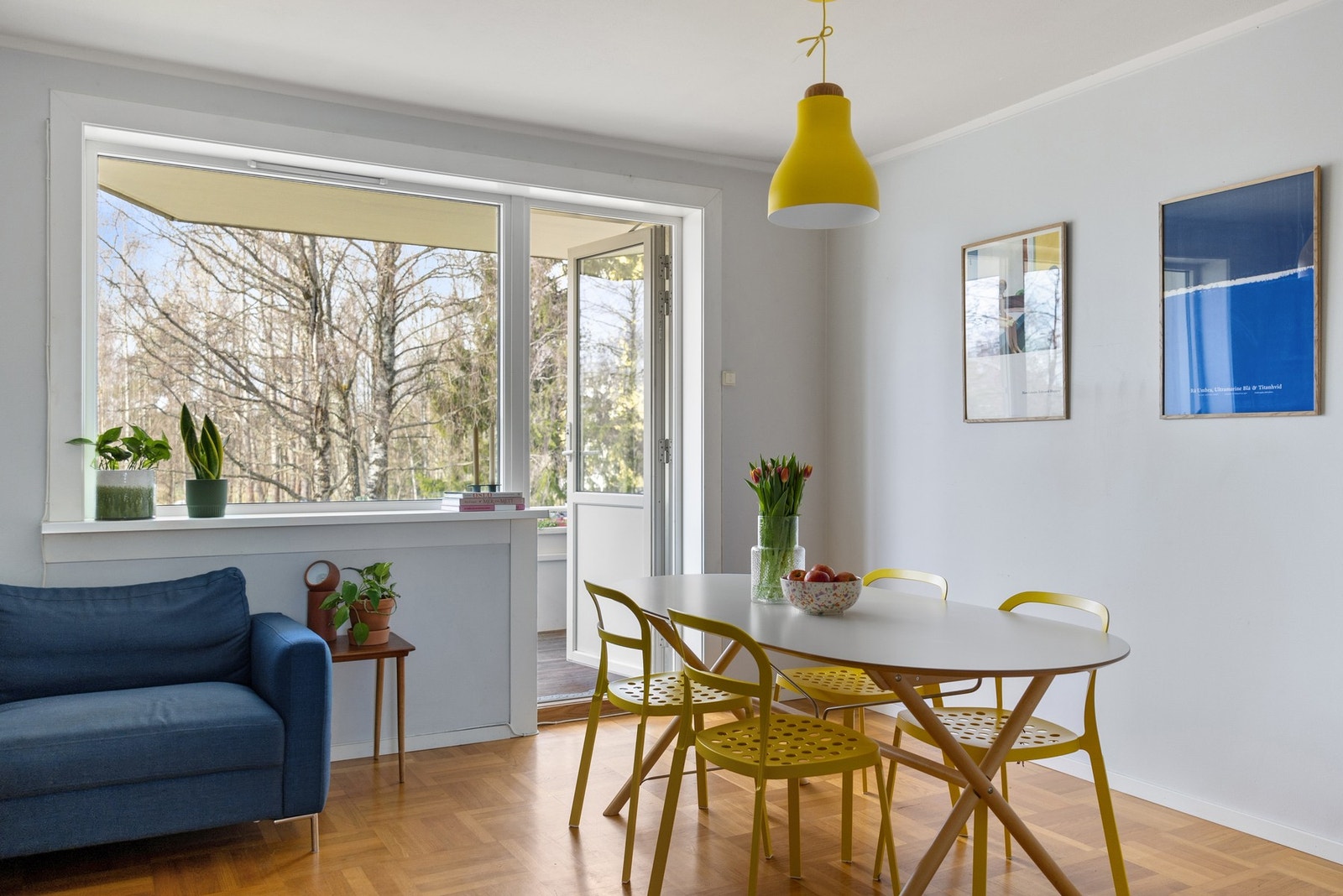 Veggene er tidsriktig lysmalt og vinduene/balkongdør er av nyere standard (2010). Galleribilde