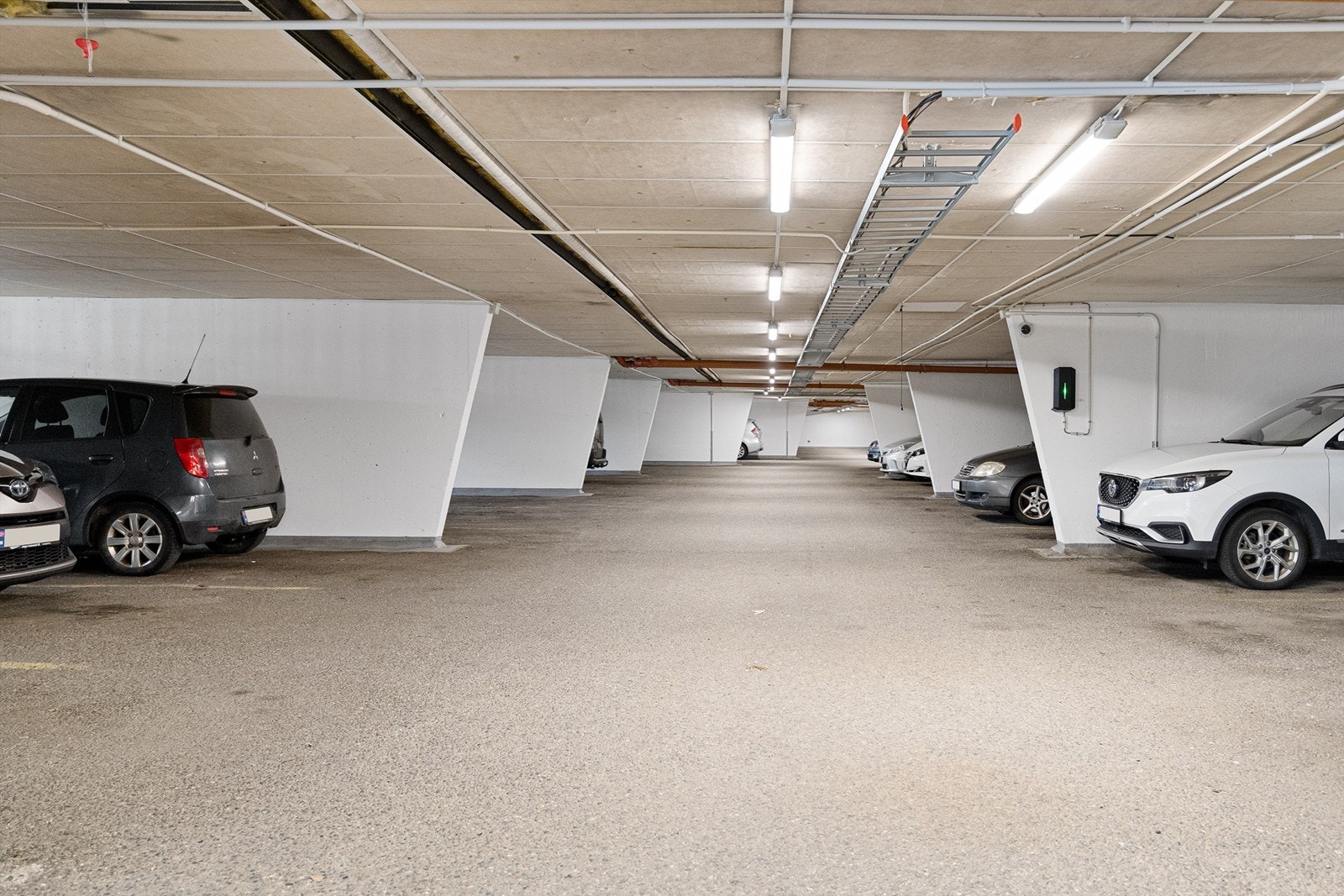 - Tilhørende parkeringsplass i garasjeanlegg like under blokken - Galleribilde