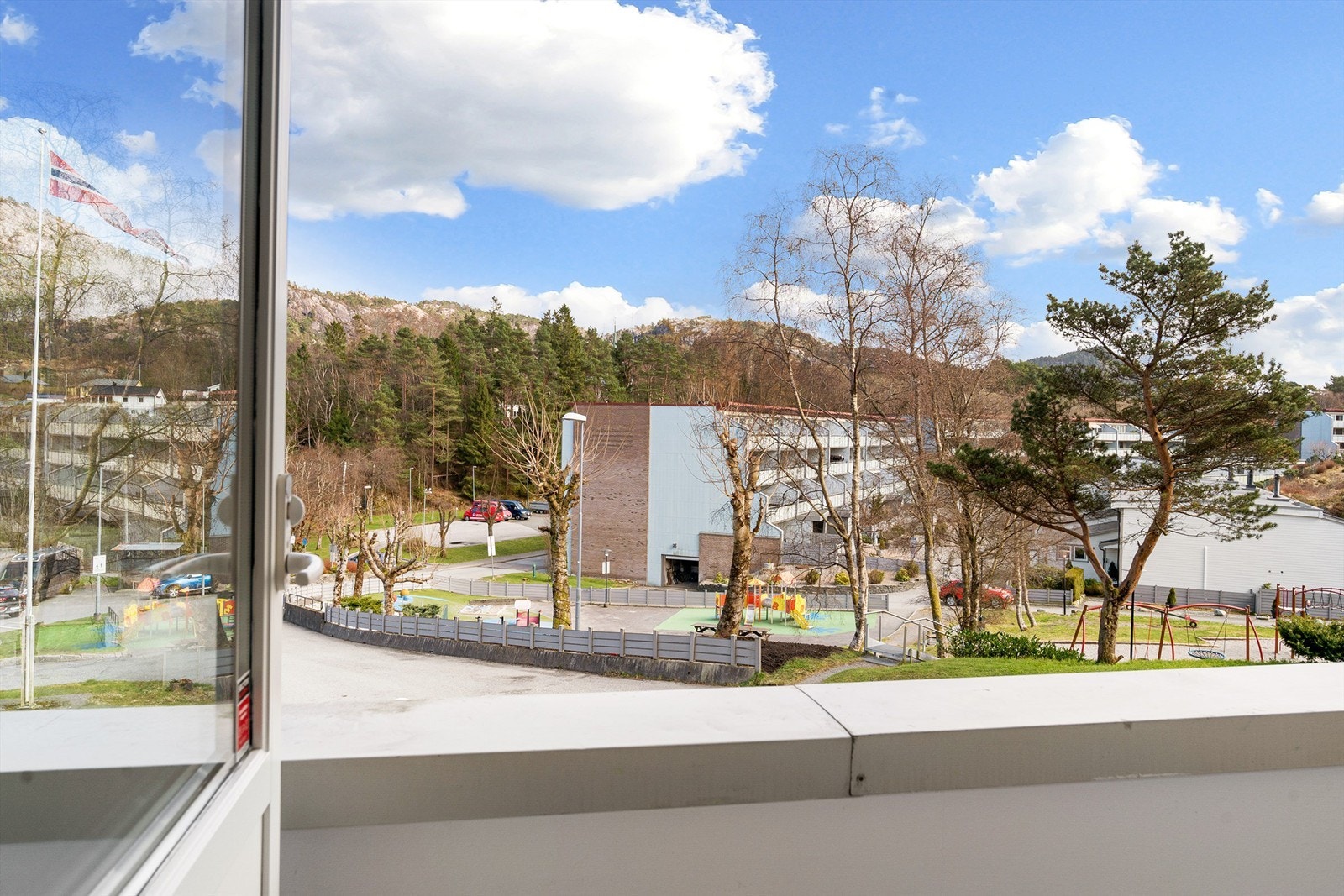 - Her har man morgensol og utsikt over lekeplass og fellesområder - Galleribilde
