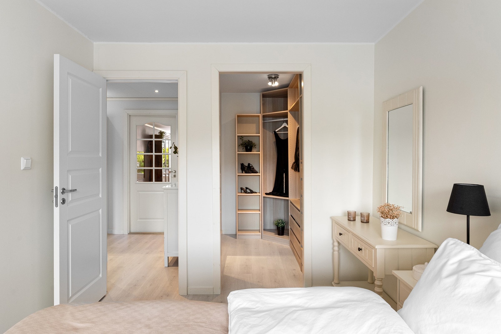 - Egen "walk-in" garderobe - Galleribilde