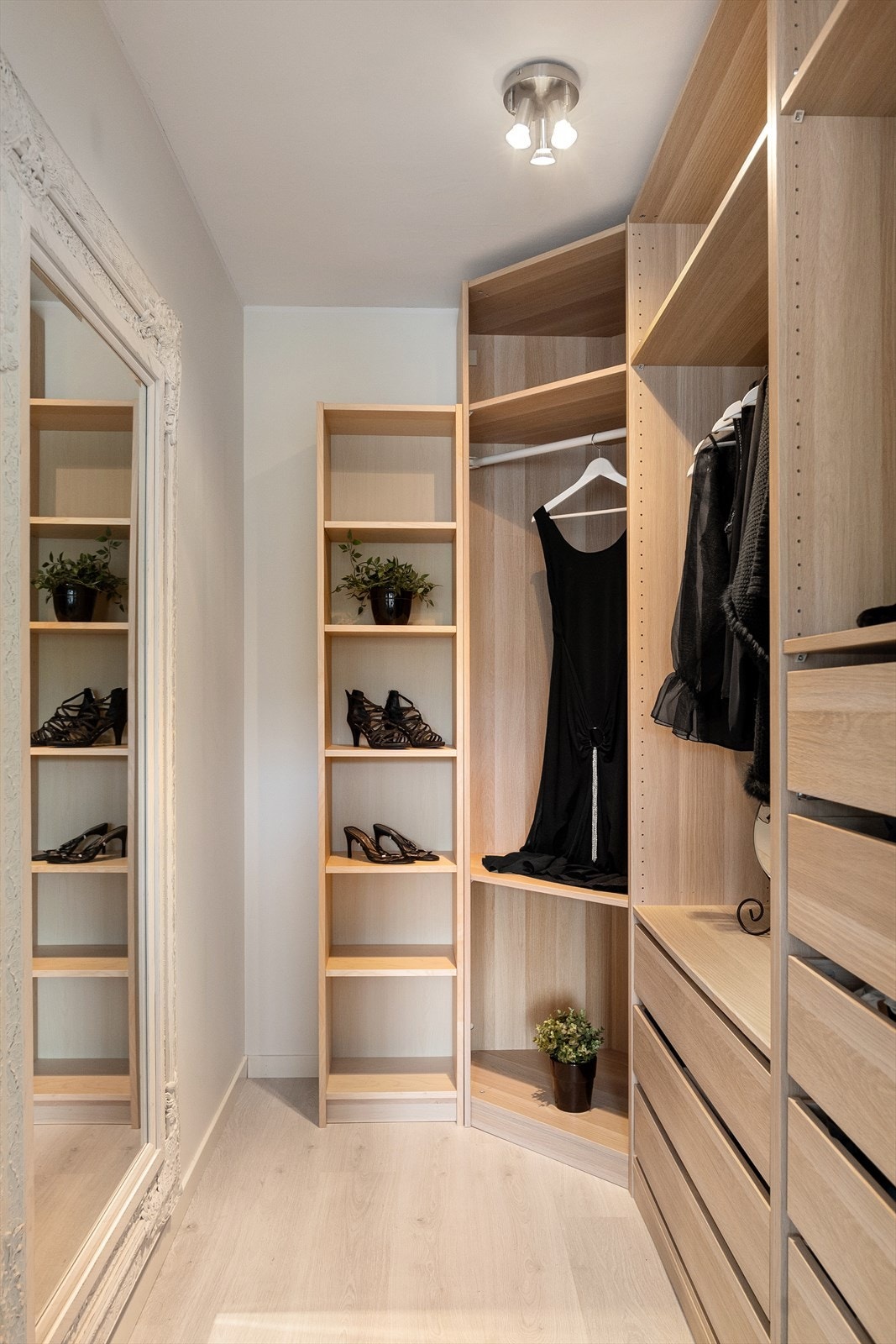 - Innredet med nydelig Pax-garderobe fra IKEA - Galleribilde