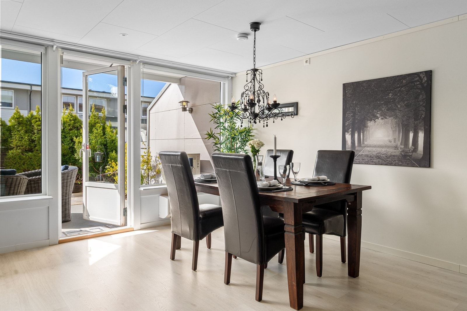- God plass til en stor spisegruppe - Galleribilde