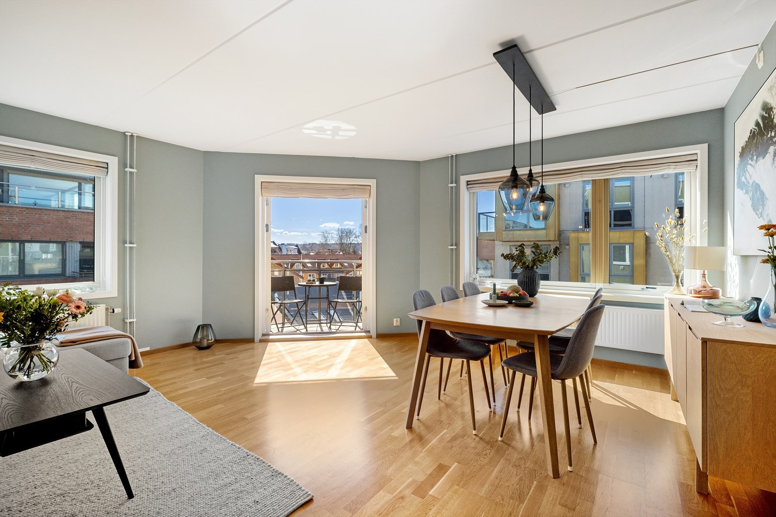 Store vindusflater som slipper inn godt med dagslys! Galleribilde