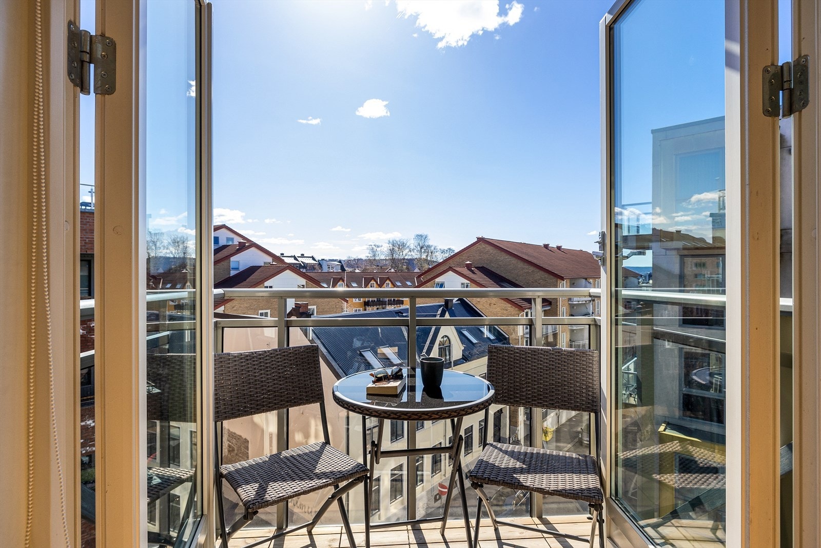 Det er utgang til en herlig balkong hvor du får plass til stoler og et lite bord. Galleribilde