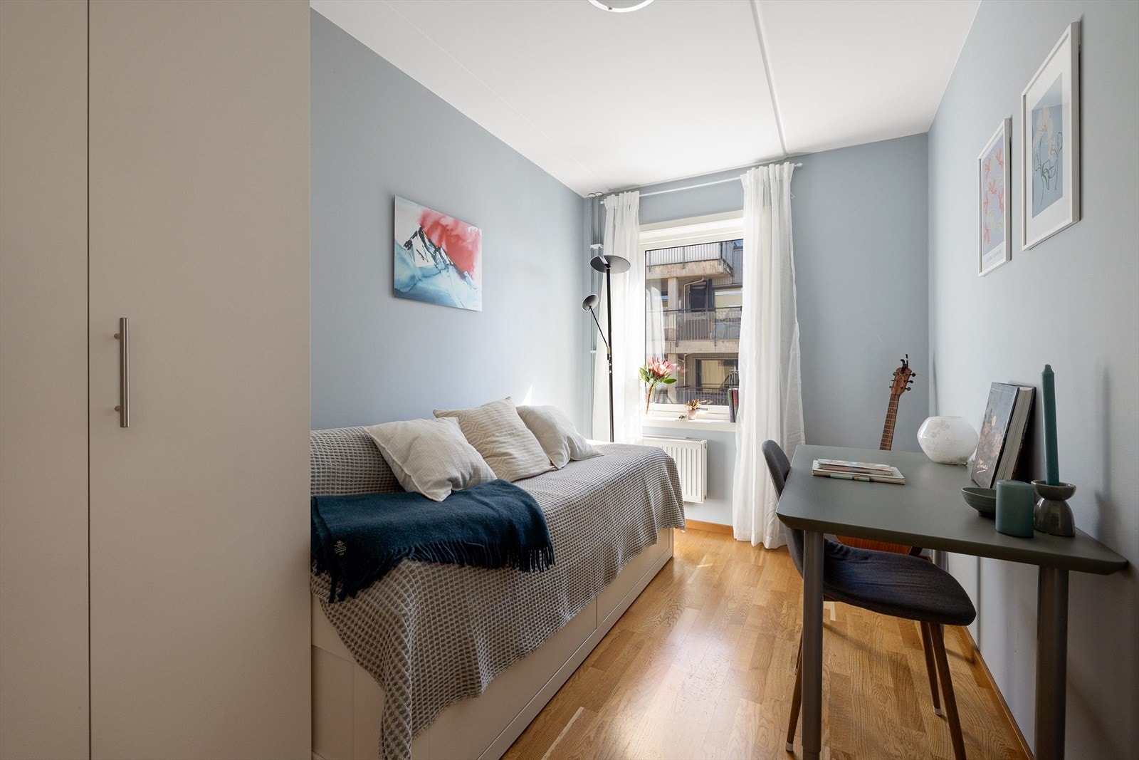 Fint soverom med plass til seng, nattbord og garderobe. Galleribilde