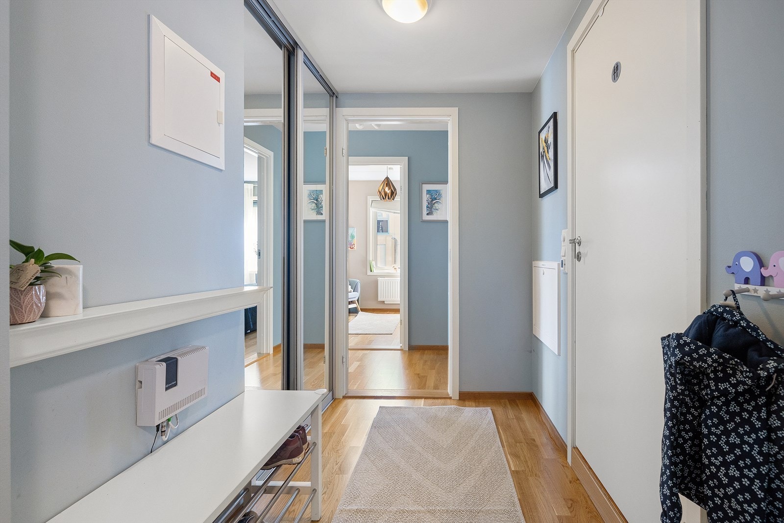 Innbydende og lys entré med skyvedørsgarderobe. Velkommen inn! Galleribilde