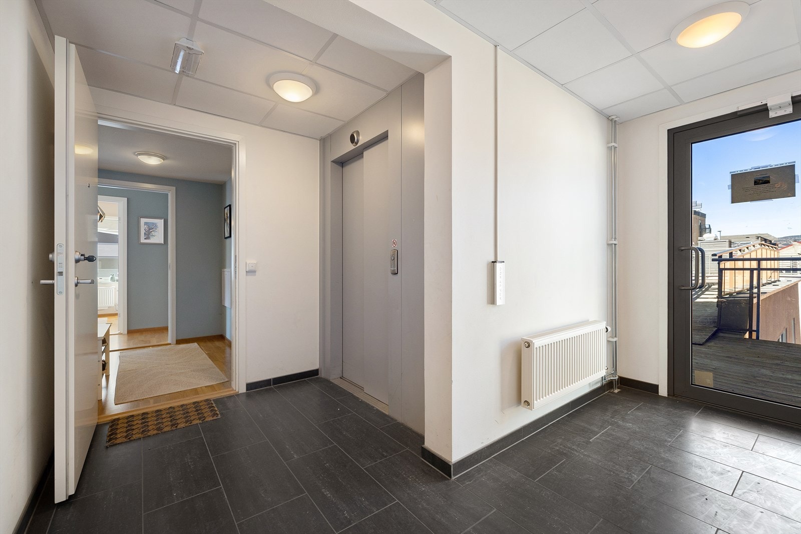 Praktisk med heisadkomst til boligen som ligger i 5.etasje. Lett adkomst til takterrassen i samme etasje. Galleribilde