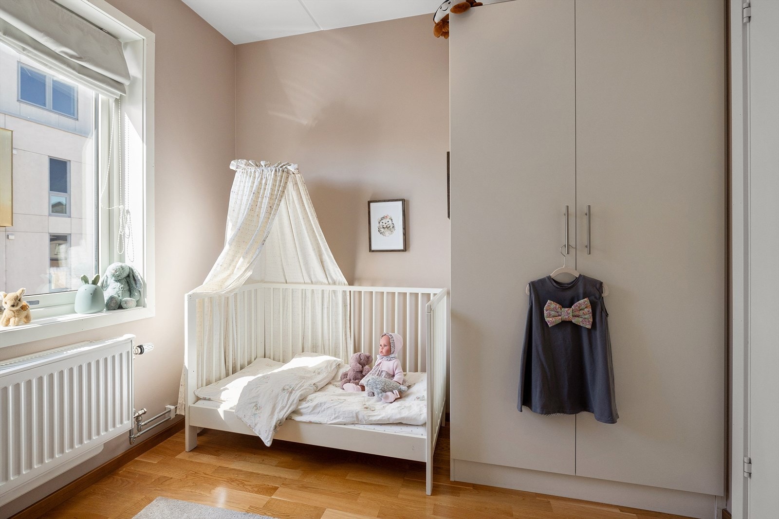 Her får du plass til seng, nattbord og garderobe eller kommode. Galleribilde