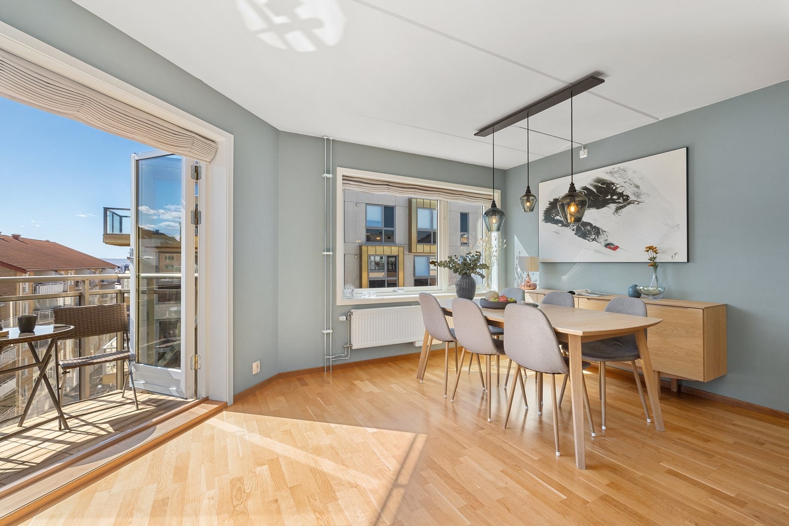 Stuen er svært romslig og har plass til både stuemøblement og spisestue. Galleribilde