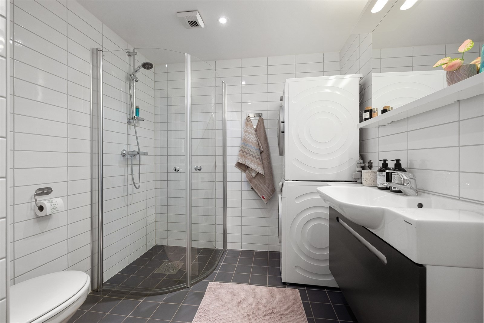 Pent bad med fliser på vegger og gulv og varmekabler. Galleribilde