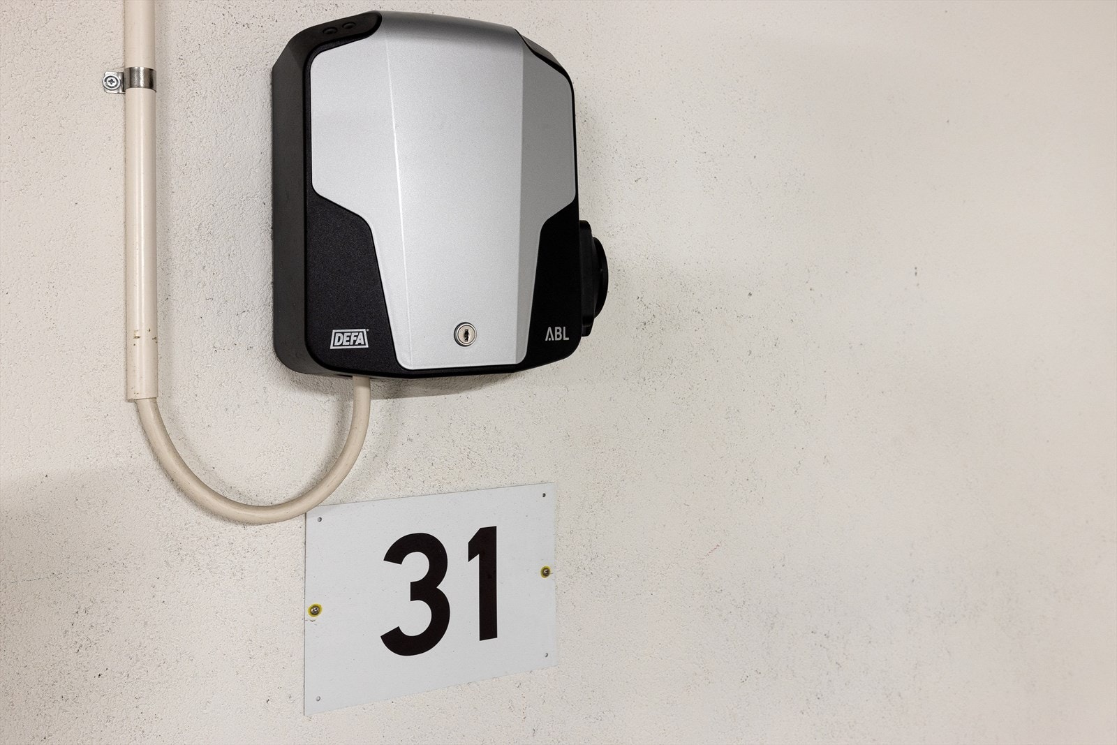 Parkeringsplassen har også lader til elbil. Galleribilde