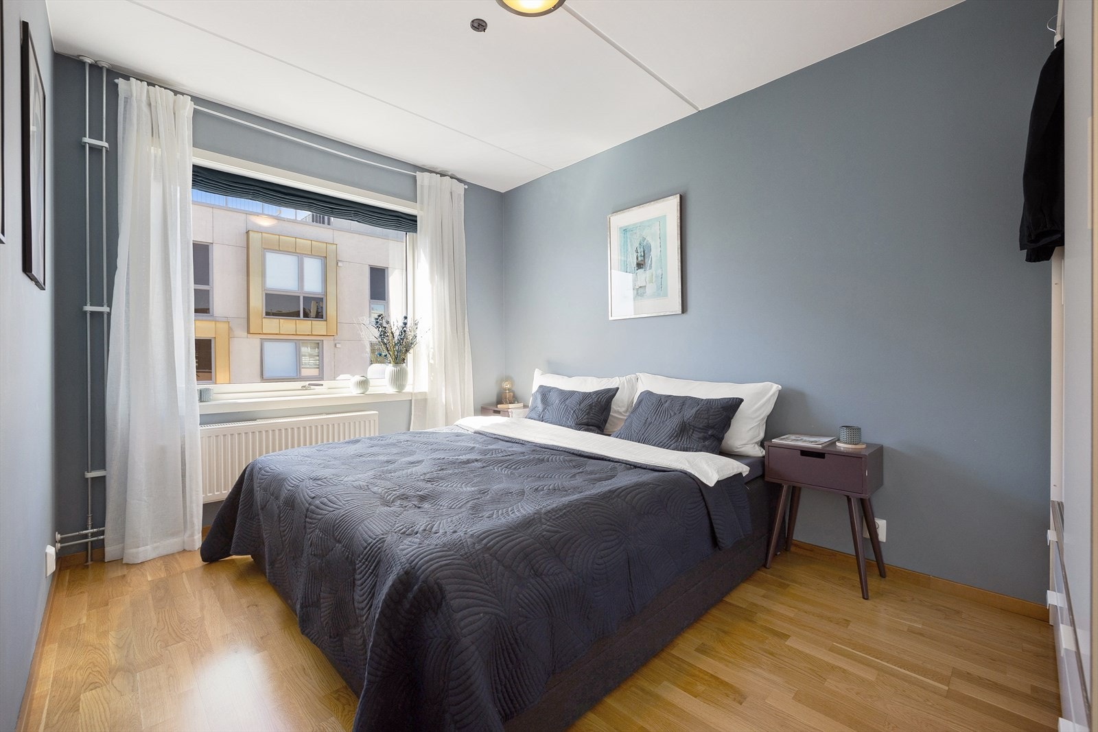 Romslig hovedsoverom med plass til dobbeltseng, nattbord og garderobeløsning. Galleribilde