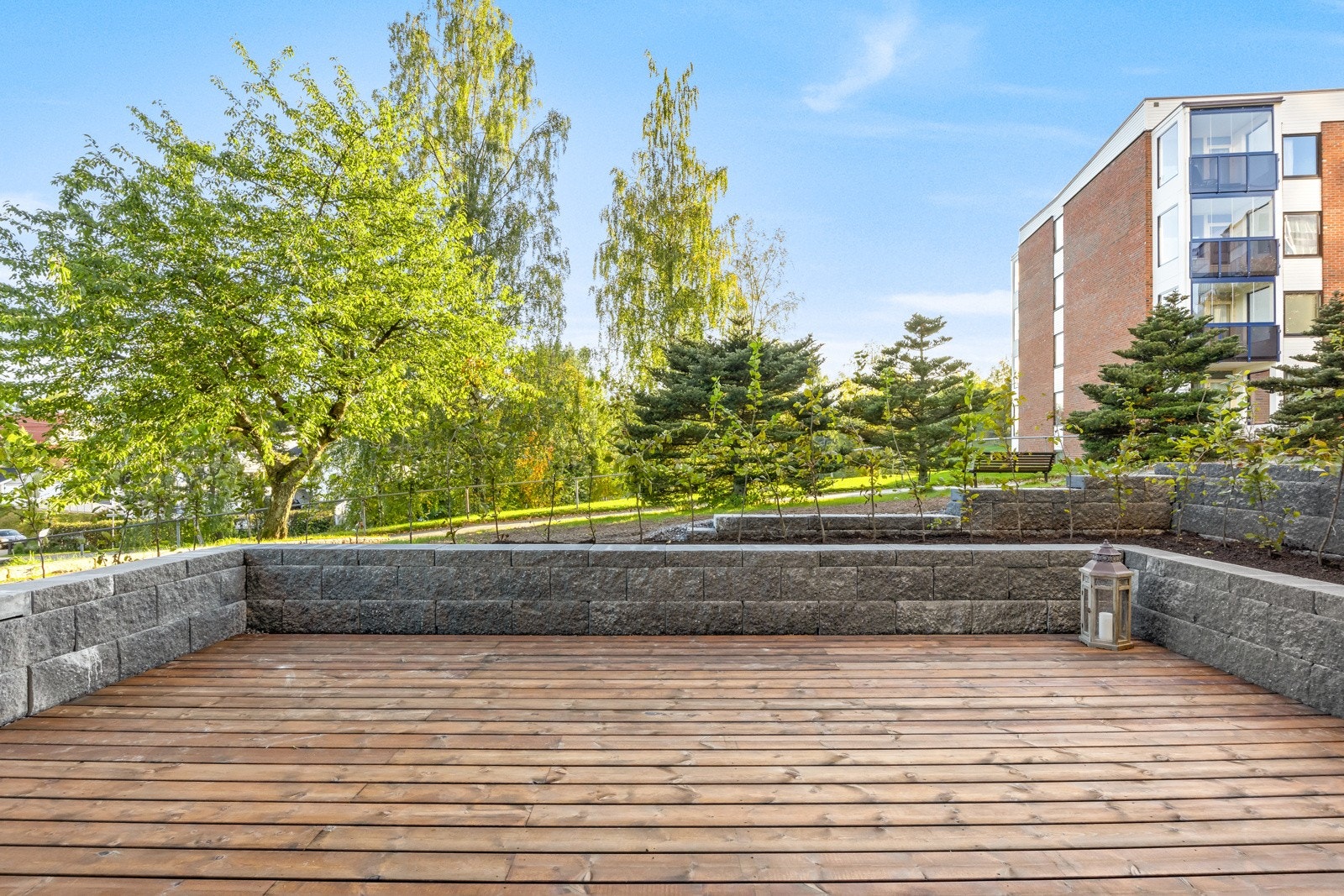 Usjenert beliggenhet omringet av store grøntarealer og variert beplantning. Galleribilde