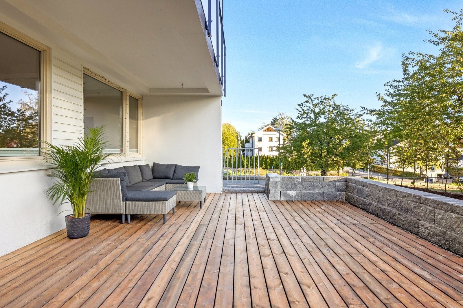 Terrassen byr på rikelig med plass til ønsket møblement og det er plantet i bedd rundt hele terrassen bak støttemur. Galleribilde