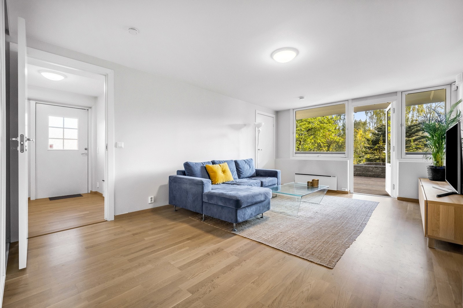 Inn til boligens flotte oppholdsrom som er av god størrelse Galleribilde