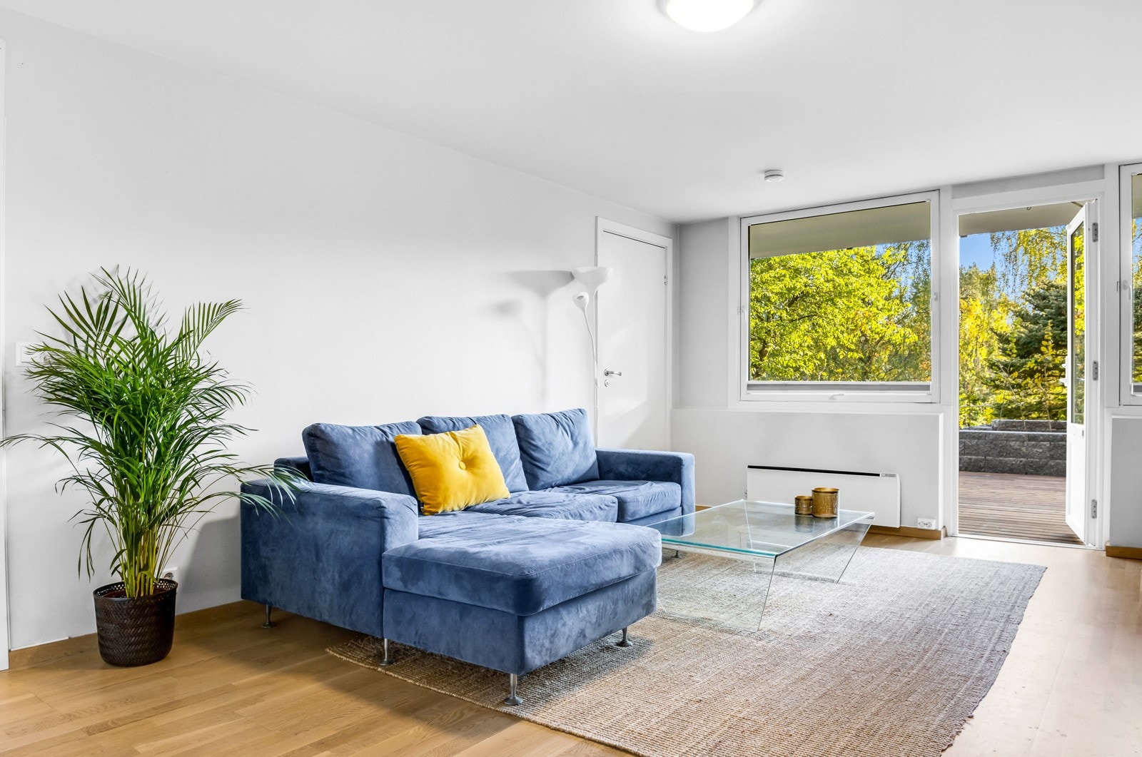 Godt med naturlig lysinnslipp og trivelig grønt utsyn fra sofakroken. Galleribilde