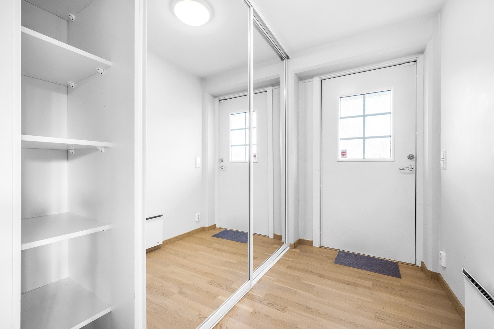 Inn døren møtes du av en lys og fin entré med stor skyvedørsgarderobe og innfelt hylleløsning. Velkommen inn! Galleribilde