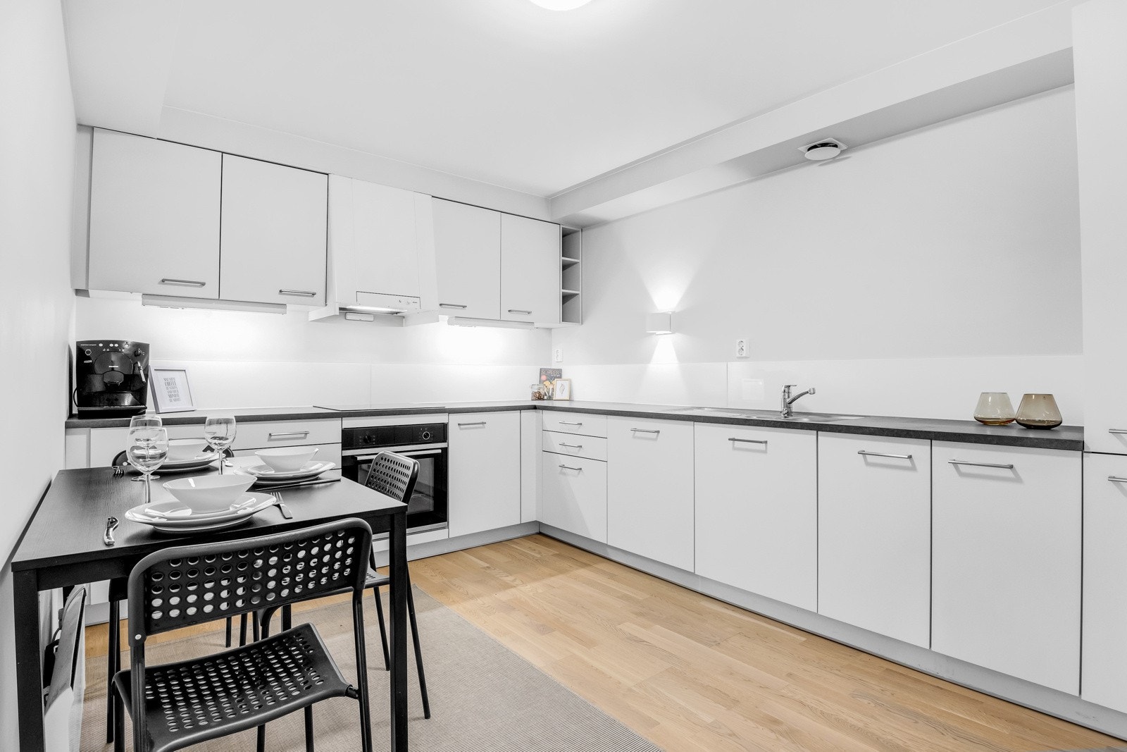 Integrerte hvitevarer som induksjonsplatetopp, stekeovn, oppvaskmaskin og kjøl/fryseskap. Over stekesone er det mekanisk avtrekksventilasjon ført ut i kanal. Galleribilde