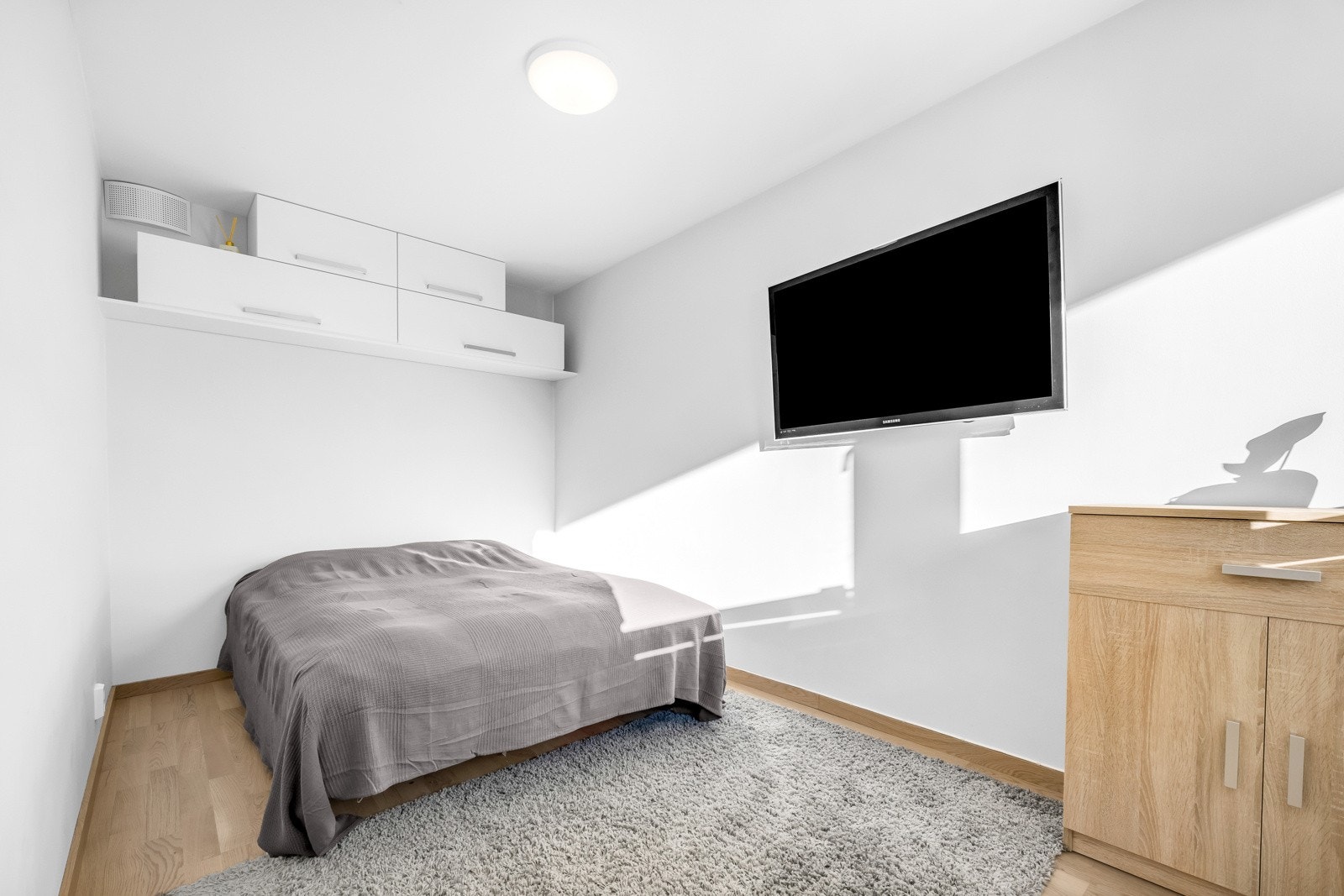 Lyst og pent soverom med plass til dobbeltseng og nattbord. Galleribilde