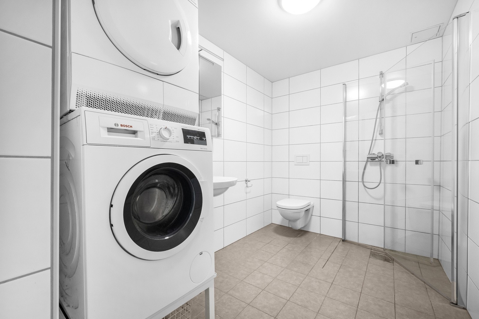 Flott baderom av god størrelse med gulvvarme og opplegg for både vaskemaskin og tørketrommel. Balansert ventilasjon og mekanisk avtrekk. Galleribilde