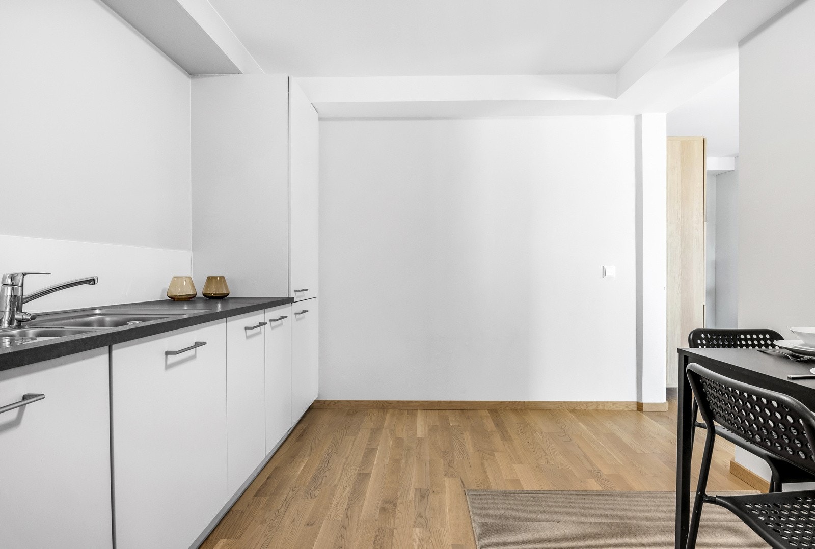 Det er plass til spisebord, hyller, bilde eller pynt på vegg. Galleribilde