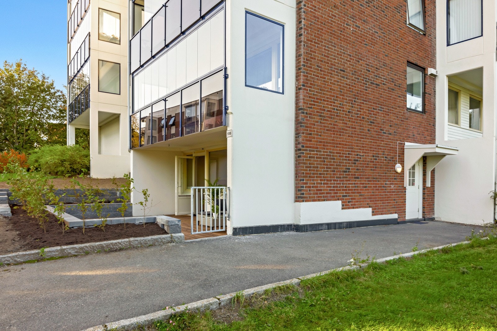 Helt unik mulighet med egen privat inngang på siden av blokken - noe ingen andre har. Dette gjør boligen eldre- og barnevennlig og kan sikkert gjøres rullestolvennlig. Galleribilde