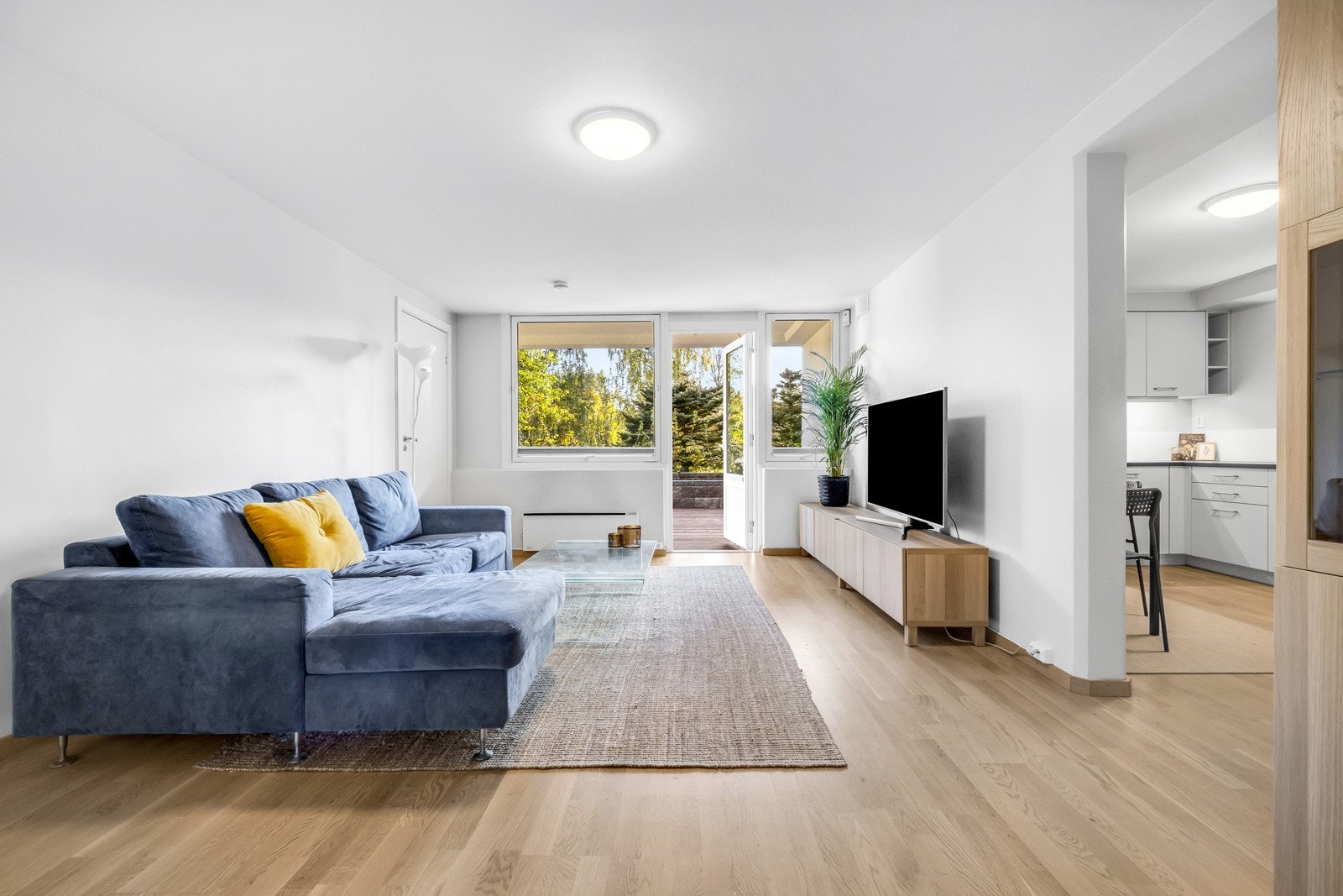 Stuen har plass til stor sofaløsning av ønsket størrelse og tilhørende mediebenk ovenfor. Galleribilde