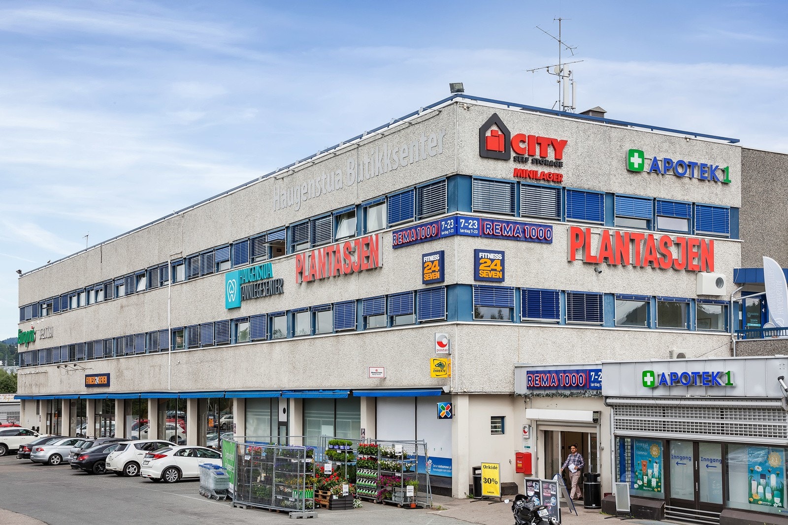 Dagligvare og flere butikker på Haugenstua torg, kun 3 minutter fra boligen. Galleribilde