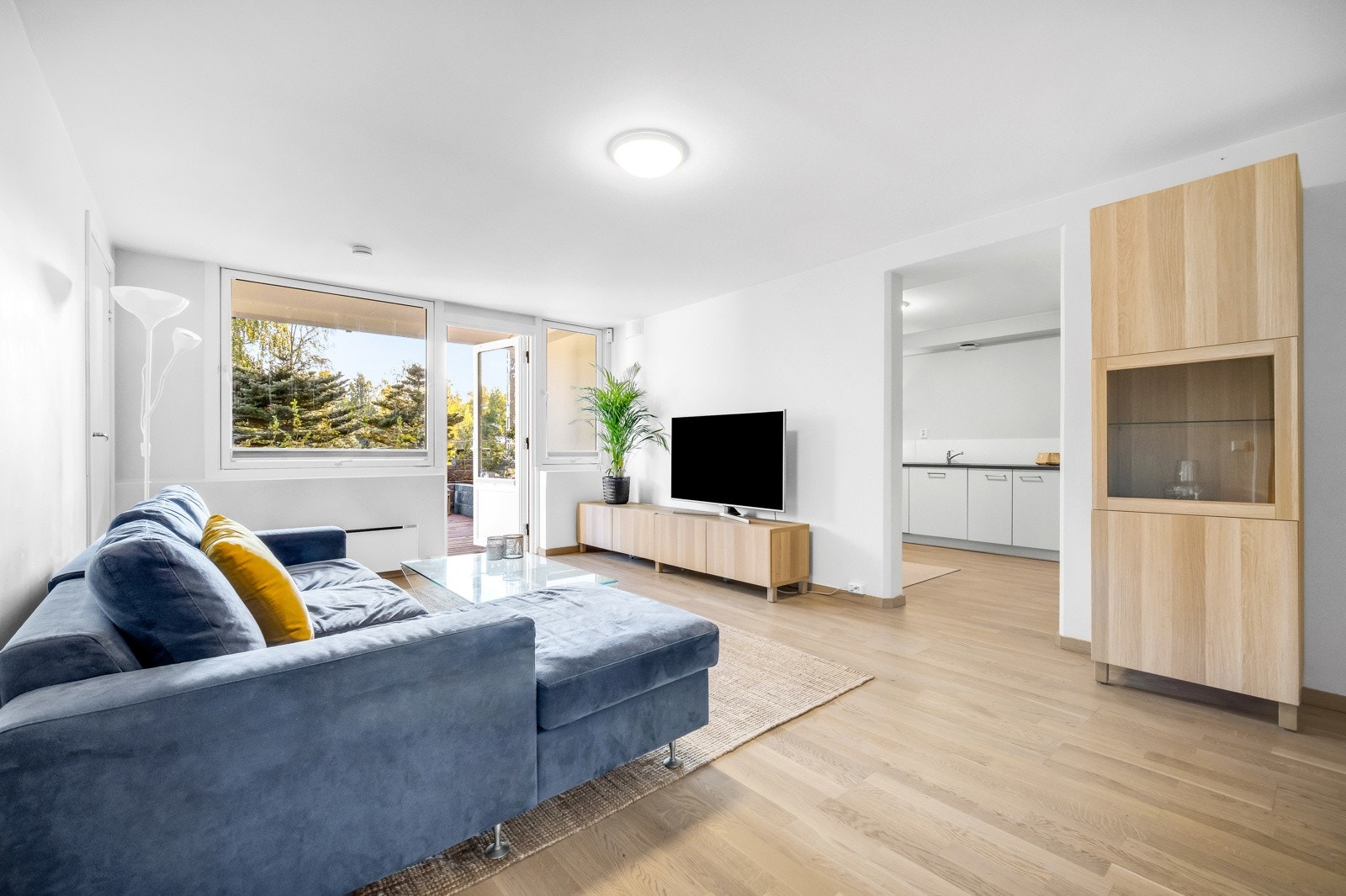 Stuen har lyst og pent 3-stavs parkettgulv som resten av boligen og glatte hvitmalte overflater. Galleribilde