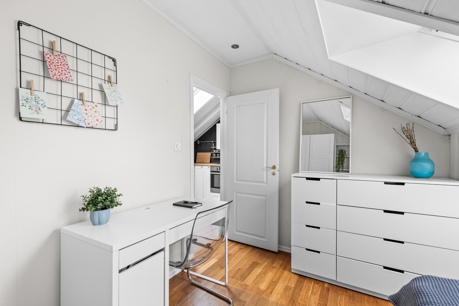 God plass til dobbeltseng og diverse møbler. Galleribilde