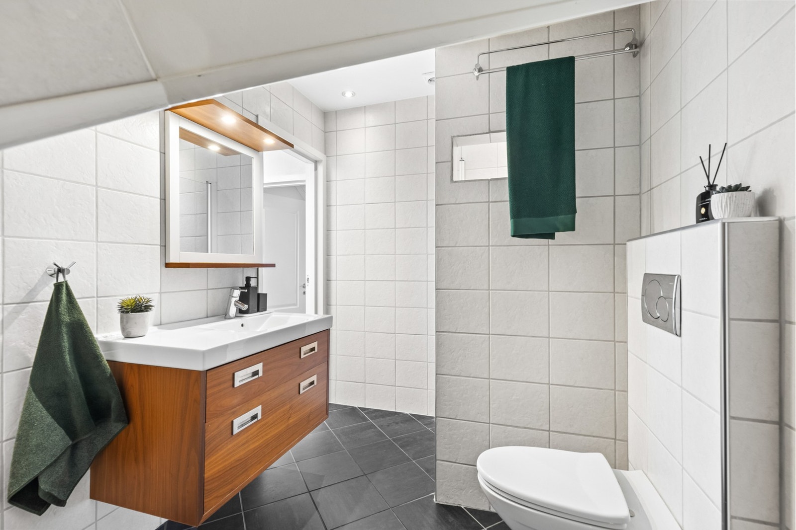 Pent, flislagt bad på ca. 3 kvm. Galleribilde