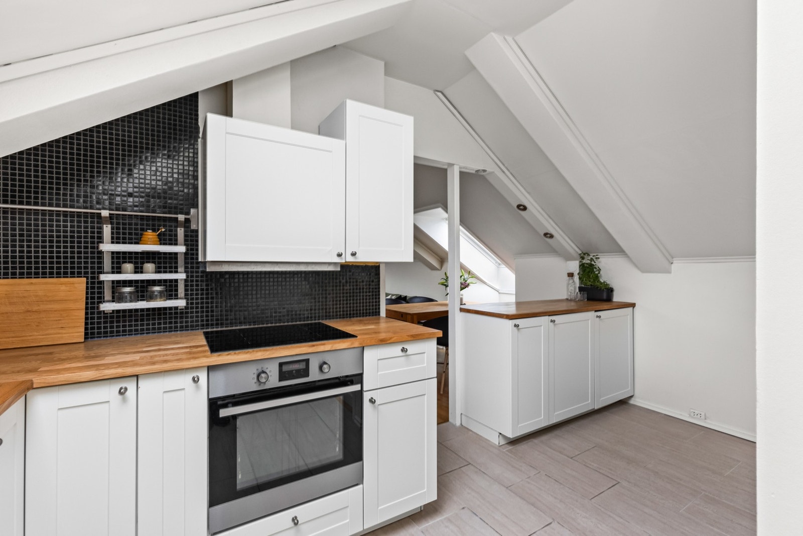 Her er det god skap- og benkeplass, som er ypperlig ved matlaging. Galleribilde