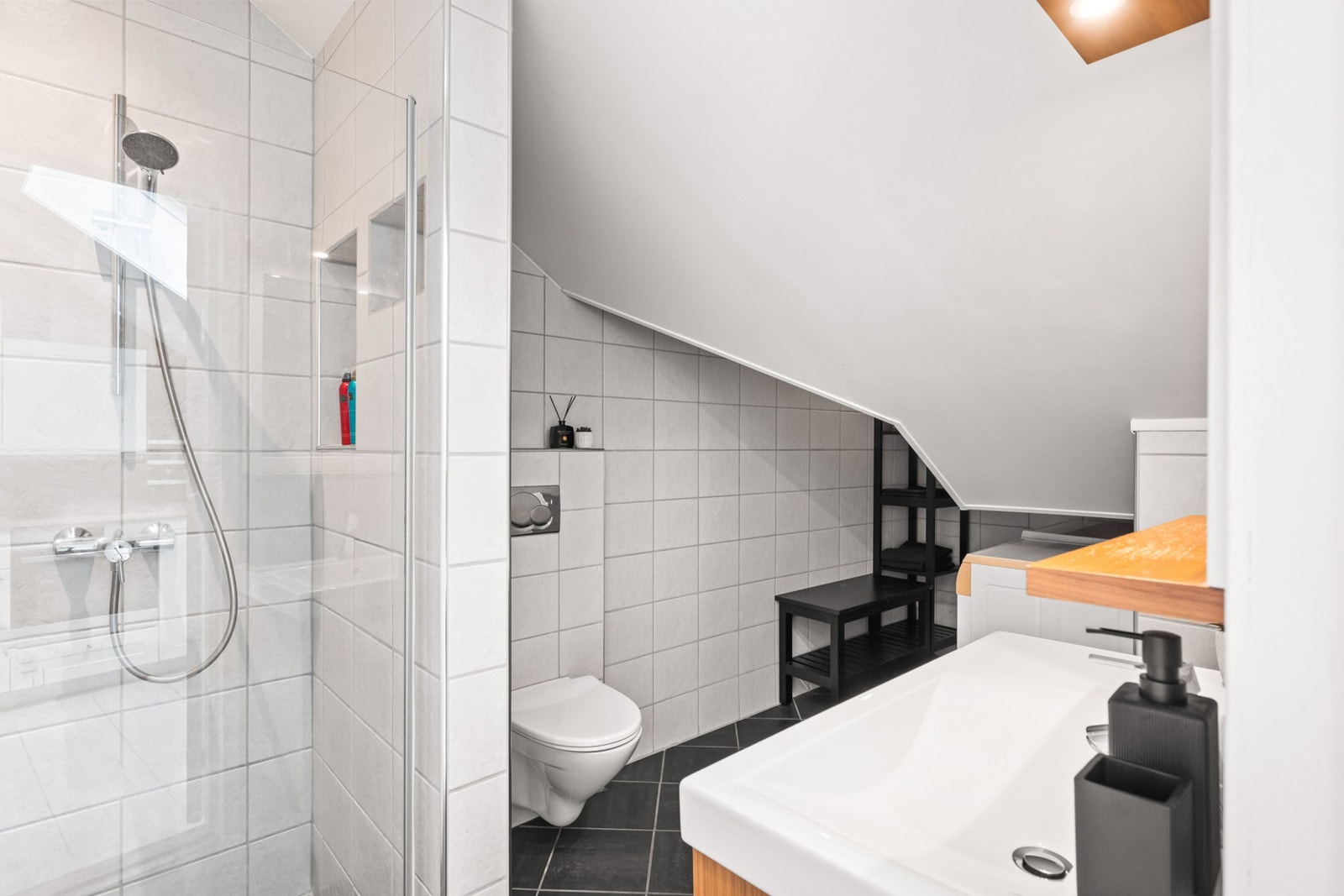 Baderomsinnredning med servant på underskap og speil. Galleribilde