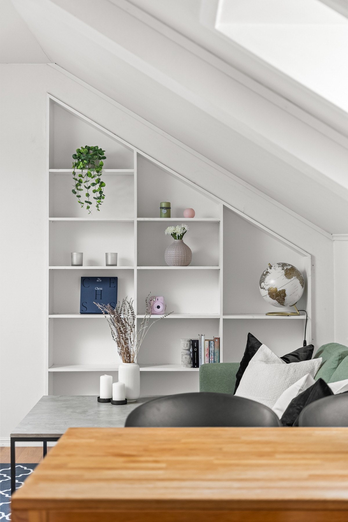 Plassbygde hyller som faller pent i stil med rommet. Galleribilde