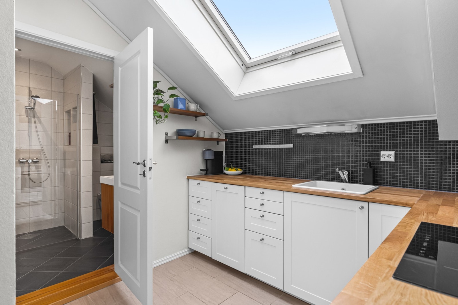 Fra kjøkkenet er det adkomst til badet. Galleribilde