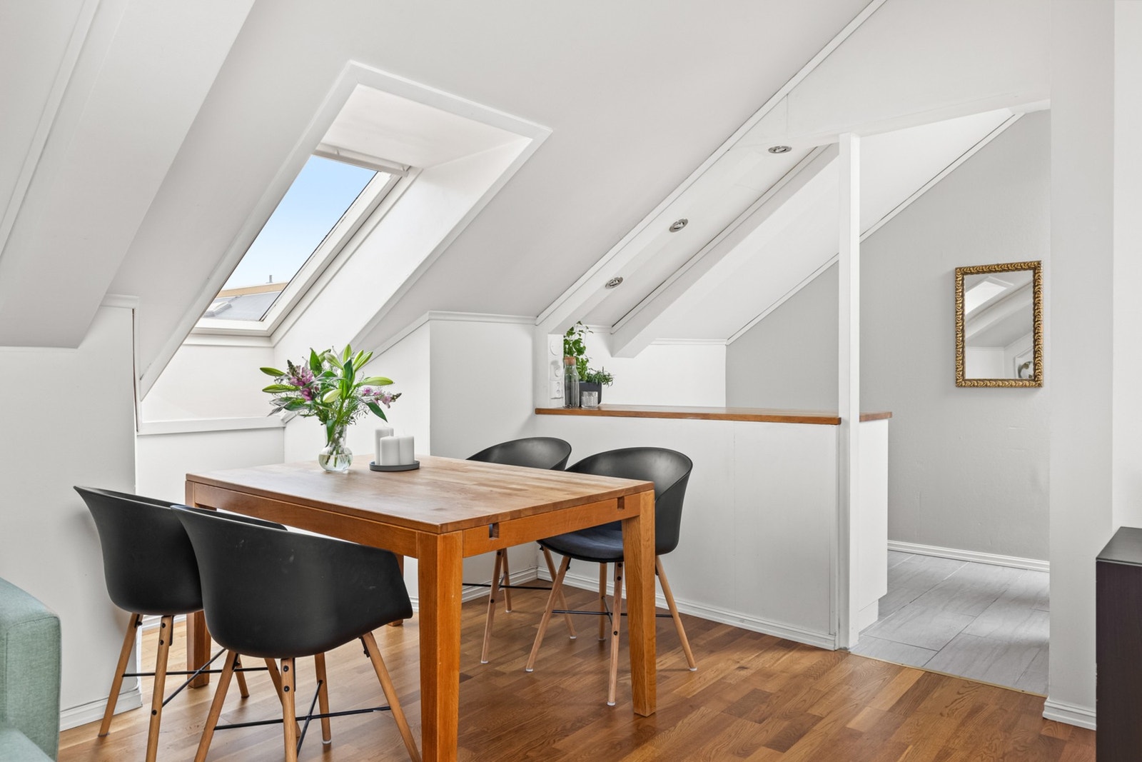 Stilren stue på hele 21,4 kvm. Her er det gode møbleringsmuligheter. Galleribilde