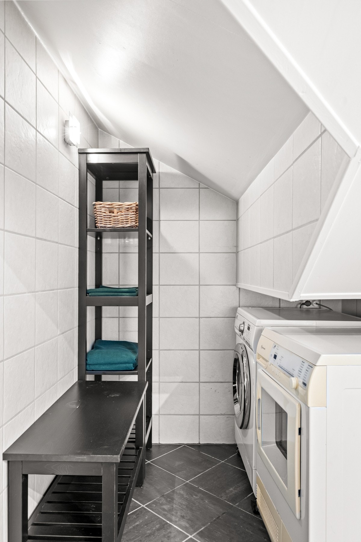 Det er kran og avløp for vaskemaskin på badet. Galleribilde