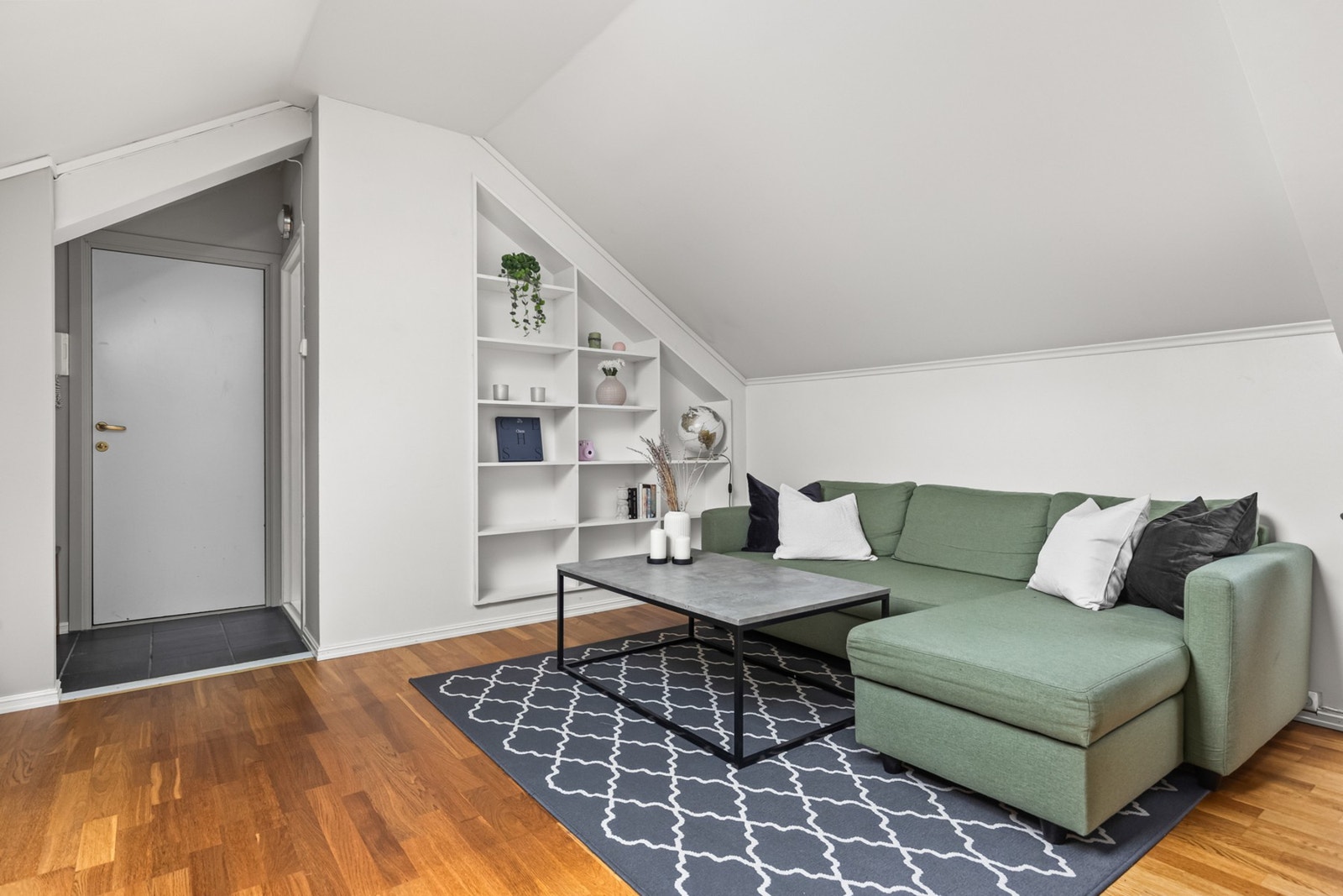 Leiligheten befinner seg i et boligbygg fra 1900, og ligger i byggets 3. etasje. Galleribilde