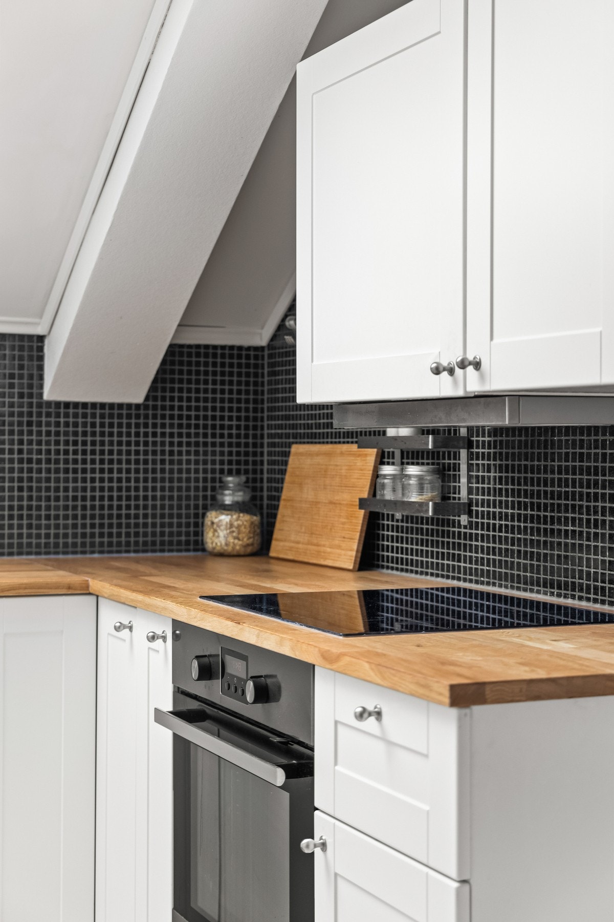 Kjøkkenet er innredet med integrert platetopp, stekeovn, oppvaskmaskin, kjøleskap og fryseskap. Galleribilde