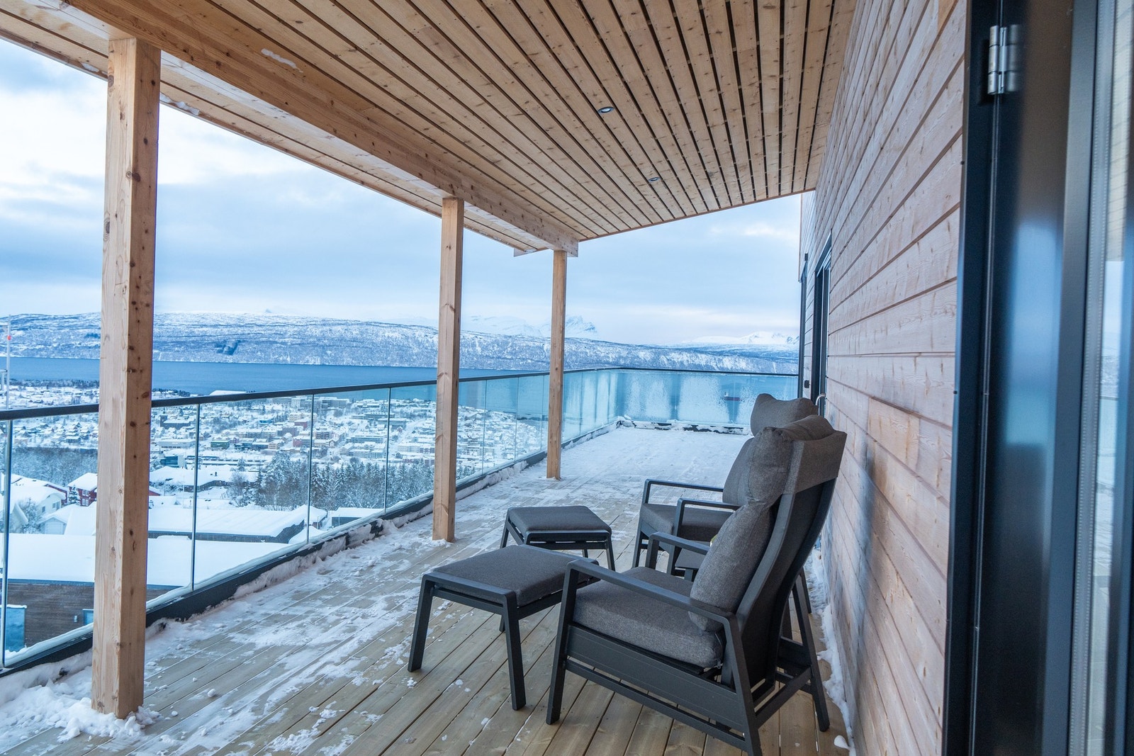 Nydelig utsikt fra veranda/inngangsparti. Galleribilde