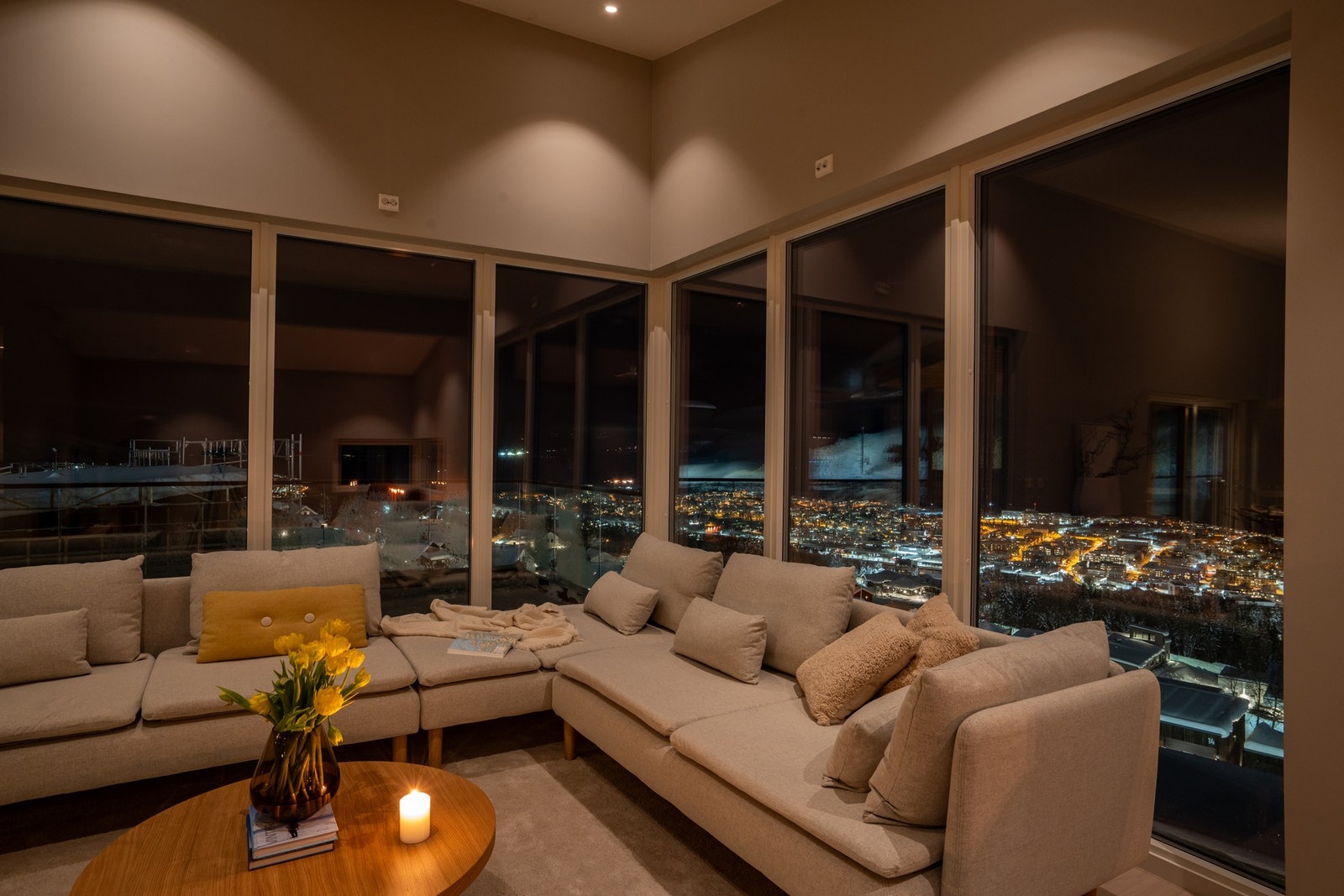 Fra stuen har du fantastisk utsikt mot byen, fjord og fjell Galleribilde