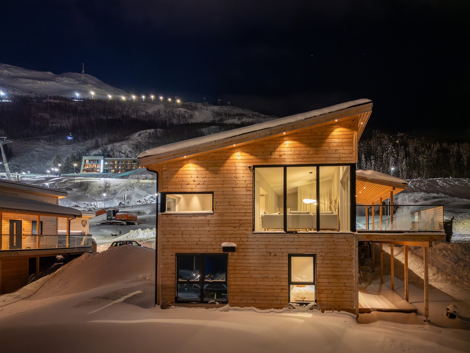 Velkommen til Brudesporeveien 8 med beliggenhet i ypperste klasse! Boligen er nylig oppført og inneholder tre soverom, to flislagte bad, wc-rom, vaskerom, åpen stue-/kjøkkenløsning med fantastisk utsikt, vindfang og bod. Utleiedel med egen inngang, bad, Galleribilde