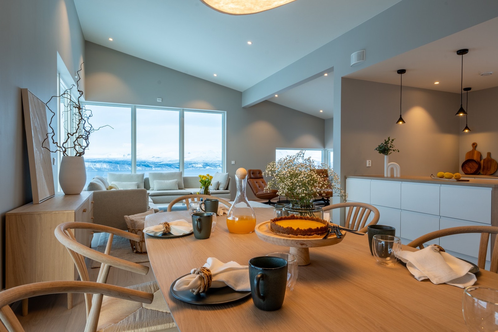 Romslig spisestue med rikelig plass til gjester. Utgang til veranda fra spisestue. Galleribilde