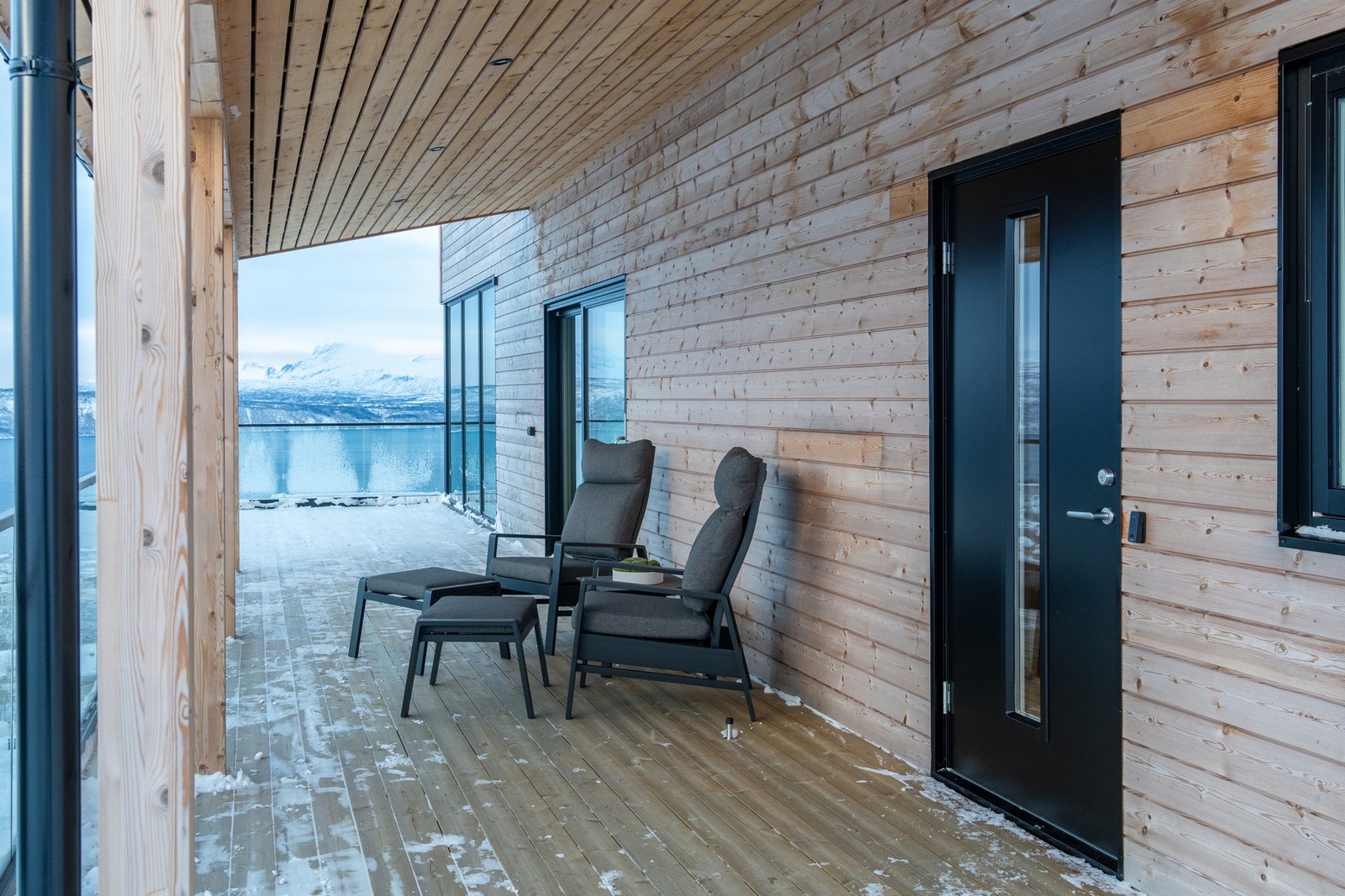 Overbygd inngangsparti med solrik veranda. Galleribilde