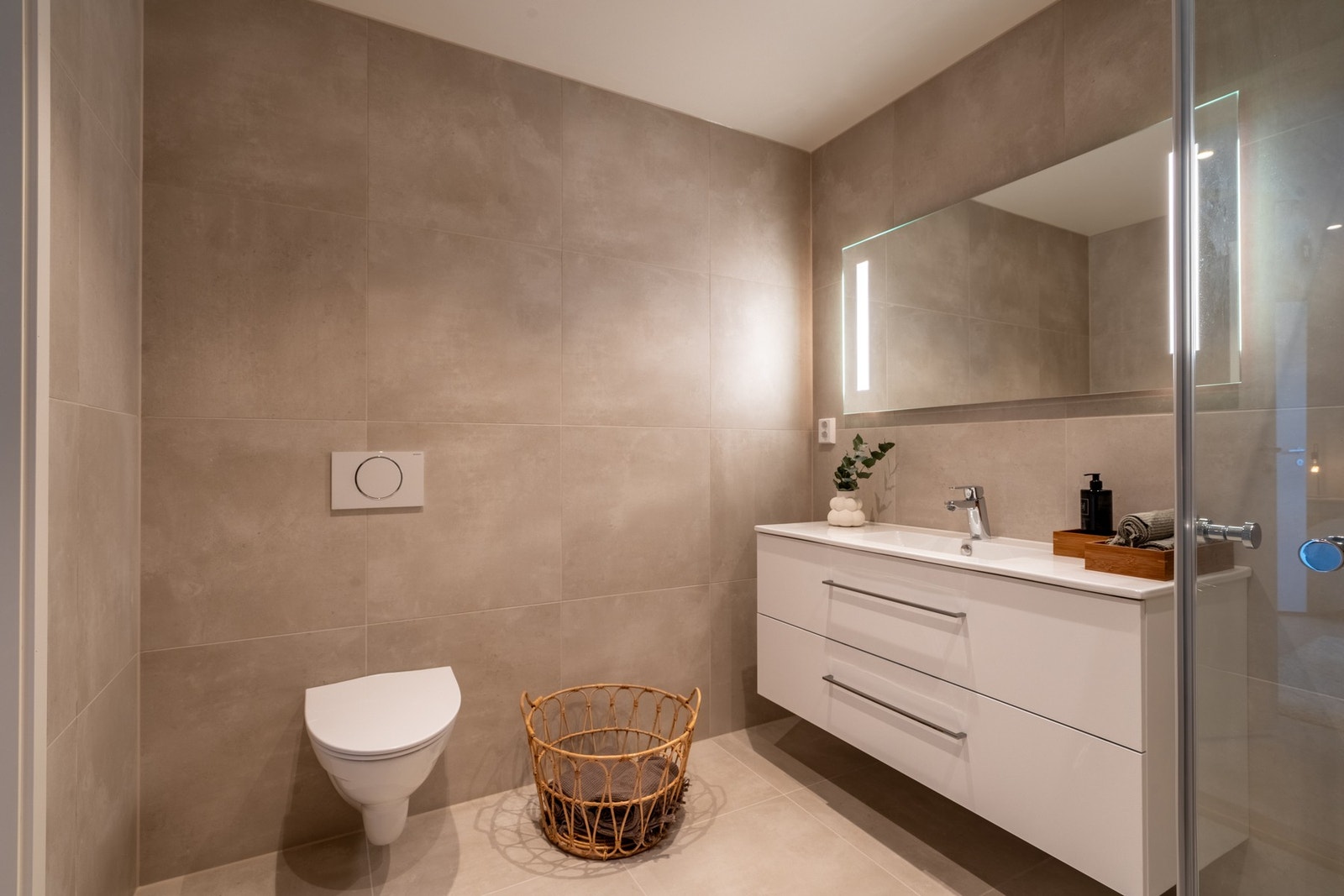 Bad i tilknytning til hovedsoverom. Badet er helfliset. Galleribilde