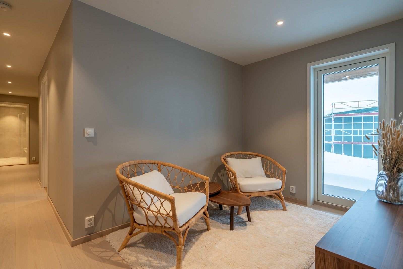 Kjellerstue/TV-stue med utgang til terrasse. Galleribilde