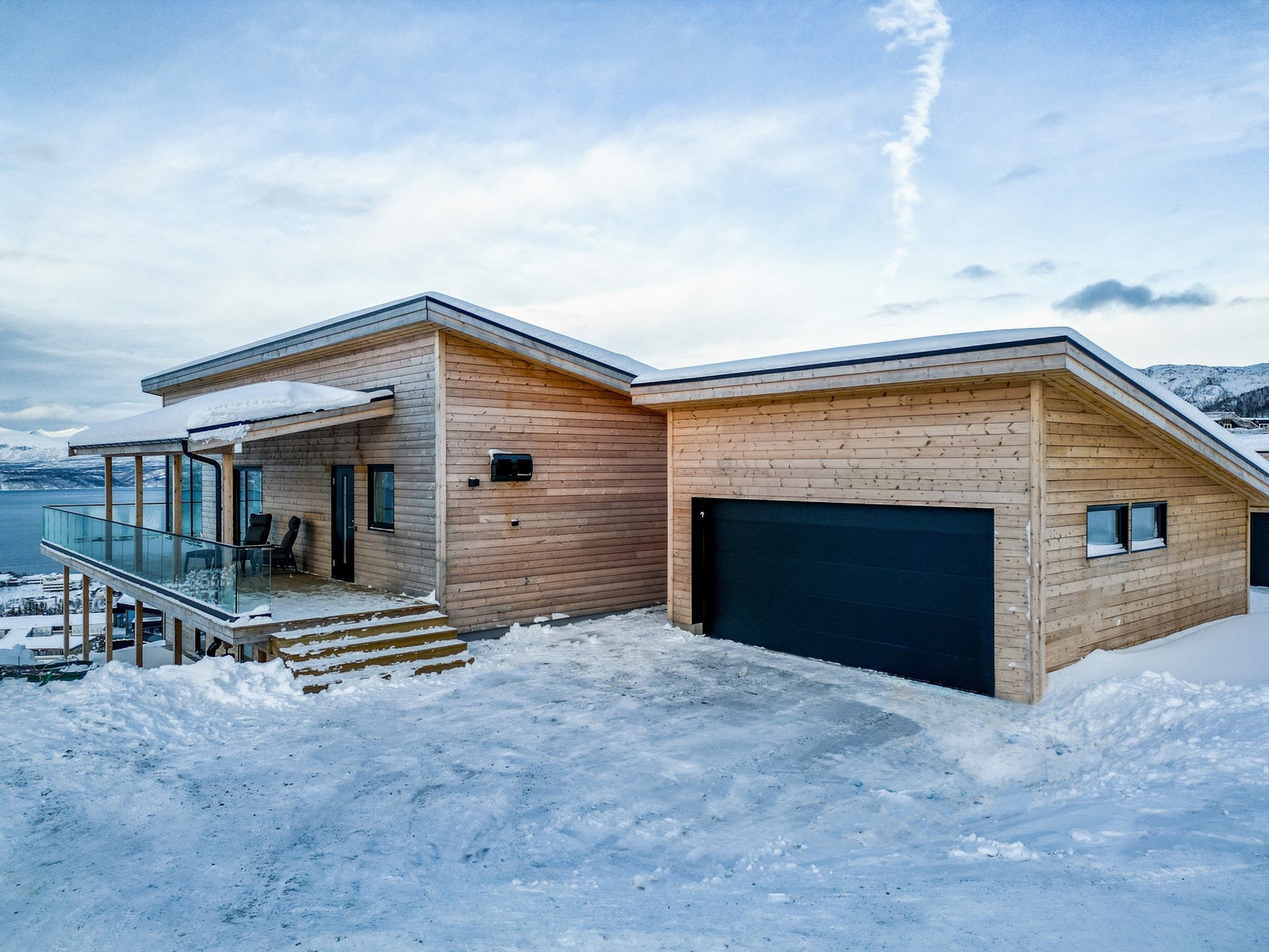 Boligen har dobbelgarasje og praktfull utsikt over byen og ofotfjorden. Galleribilde