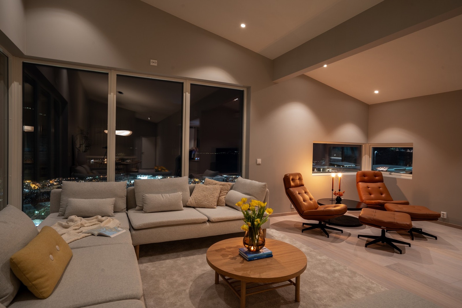 God takhøyde i stuen gir nydelig romfølelse. Galleribilde